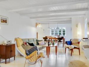 uma sala de estar com um sofá e uma mesa em Holiday Home Sibo - 1-5km from the sea in Lolland- Falster and Mon by Interhome em Stege