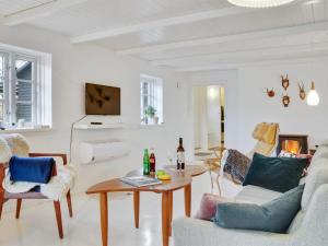 Μια τηλεόραση ή/και κέντρο ψυχαγωγίας στο Holiday Home Sibo - 1-5km from the sea by Interhome