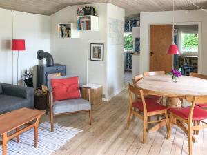 uma sala de estar com mesa e cadeiras em Holiday Home Vojo - 100m from the sea in Lolland- Falster and Mon by Interhome em Stubbekøbing