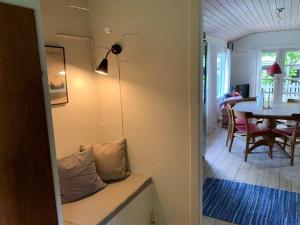 Sala de estar y comedor con sofá y mesa en Holiday Home Vojo - 100m from the sea in Lolland- Falster and Mon by Interhome en Stubbekøbing