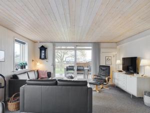 - un salon avec un canapé et une télévision dans l'établissement Holiday Home Gisl - 400m from the sea in Funen by Interhome, à Bogense