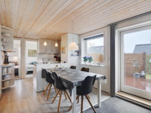- une cuisine et une salle à manger avec une table et des chaises dans l'établissement Holiday Home Gisl - 400m from the sea in Funen by Interhome, à Bogense