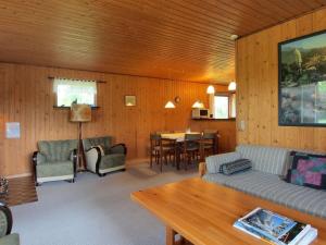 uma sala de estar com um sofá e uma mesa em Holiday Home Thing - 200m from the sea in Lolland- Falster and Mon by Interhome em Askeby