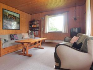 uma sala de estar com um sofá e uma mesa de madeira em Holiday Home Thing - 200m from the sea in Lolland- Falster and Mon by Interhome em Askeby