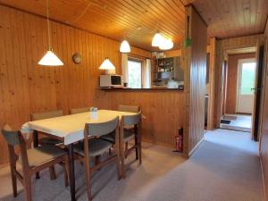 cocina y comedor con mesa y sillas en Holiday Home Thing - 200m from the sea in Lolland- Falster and Mon by Interhome en Askeby