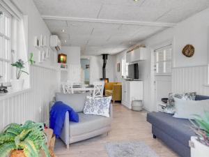 MesingeにあるHoliday Home Sazur - 75m from the sea in Funen by Interhomeのリビングルーム(ソファ2台付)、キッチンが備わります。