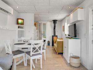 een keuken en een woonkamer met een tafel en stoelen bij Holiday Home Sazur - 75m from the sea in Funen by Interhome in Mesinge