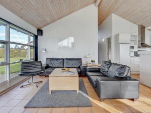 - un salon avec un canapé et une table dans l'établissement Holiday Home Wreth - 300m from the sea in Funen by Interhome, à Otterup