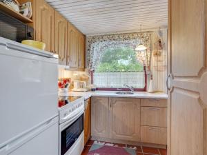 Kuchyň nebo kuchyňský kout v ubytování Holiday Home Kaarina - 550m from the sea in Lolland- Falster and Mon by Interhome