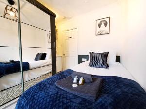 um quarto com uma cama com uma bandeja em SPACIOUS 3 Bed APARTMENT WITH EN-SUITES em Watford