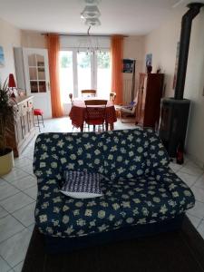 - un canapé dans le salon avec une table dans l'établissement WIM GOLF, à Wimereux