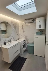 Un baño con lavabo y lavadora. en Apartment Oliver, en Rijeka 9 fotos más