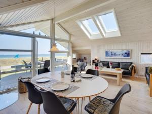 ein Esszimmer und ein Wohnzimmer mit einem Tisch und Stühlen in der Unterkunft Holiday Home Diertje - 10m from the sea in Funen by Interhome in Otterup