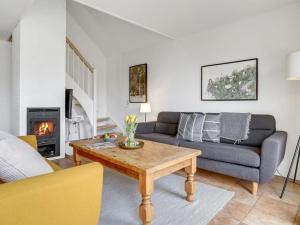 uma sala de estar com um sofá e uma mesa em Holiday Home Askan - 200m from the sea in Funen by Interhome em Bro
