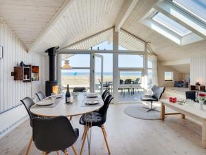 ein Esszimmer mit einem Tisch und Stühlen in der Unterkunft Holiday Home Diertje - 10m from the sea in Funen by Interhome in Otterup