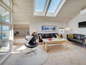 ein Wohnzimmer mit einem Sofa und einem Tisch in der Unterkunft Holiday Home Diertje - 10m from the sea in Funen by Interhome in Otterup