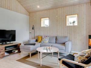 sala de estar con sofá y mesa en Holiday Home Thala - 150m from the sea in Funen by Interhome, en Bogense