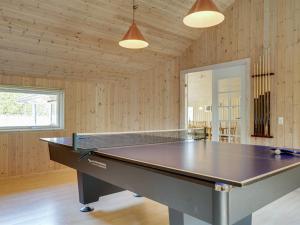 Stolní tenis v ubytování Holiday Home Vilvi - 500m from the sea in Lolland- Falster and Mon by Interhome nebo okolí