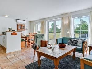 ein Wohnzimmer mit einem Tisch und einer Küche in der Unterkunft Holiday Home Arwin - 250m from the sea in Funen by Interhome in Bro