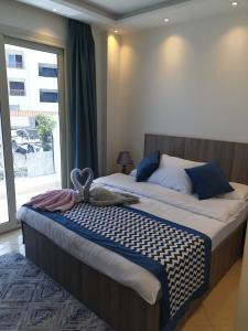 A bed or beds in a room at Sharm Hills