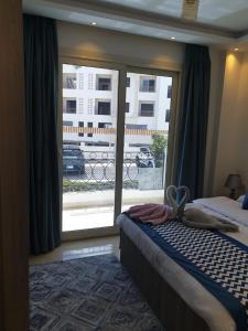 A bed or beds in a room at Sharm Hills