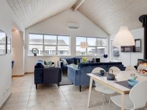 Posezení v ubytování Holiday Home Thorwith - 150m from the sea by Interhome