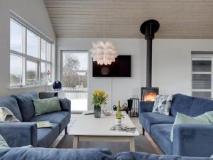 TV a/nebo společenská místnost v ubytování Holiday Home Thorwith - 150m from the sea by Interhome