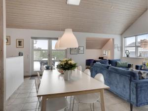 Posezení v ubytování Holiday Home Thorwith - 150m from the sea by Interhome