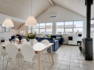 Posezení v ubytování Holiday Home Thorwith - 150m from the sea by Interhome