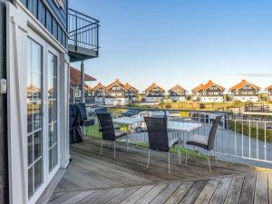 een balkon met een tafel en stoelen op een terras bij Apartment Nikica - 350m from the sea in Funen by Interhome in Bogense