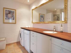 Koupelna v ubytování Holiday Home Laila - 50m from the sea by Interhome