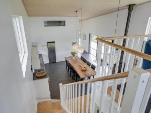 une salle à manger avec une table en bois dans une maison dans l'établissement Holiday Home Lyly - 100m from the sea in Funen by Interhome, à Asperup