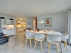 kuchnia i jadalnia ze stołem i krzesłami w obiekcie Holiday Home Alrich - 500m from the sea in Funen by Interhome w mieście Svendborg