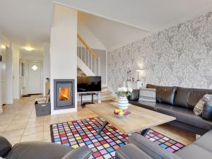uma sala de estar com um sofá e uma lareira em Holiday Home Manola - 300m from the sea in Funen by Interhome em Bro