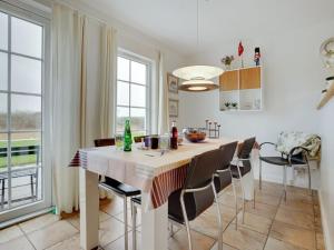 uma cozinha com uma mesa de jantar e cadeiras em Holiday Home Manola - 300m from the sea in Funen by Interhome em Bro