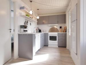 Kuchyňa alebo kuchynka v ubytovaní Holiday Home Bertold - 20m from the sea in Funen by Interhome