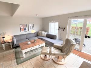 ein Wohnzimmer mit einem Sofa und einem Tisch in der Unterkunft Holiday Home Eike - 250m from the sea in Funen by Interhome in Bro