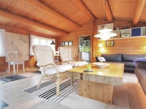 uma sala de estar com um sofá e uma mesa em Holiday Home Bibi - 200m from the sea in Funen by Interhome em Ebberup