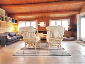 uma sala de estar com duas cadeiras e uma mesa em Holiday Home Bibi - 200m from the sea in Funen by Interhome em Ebberup