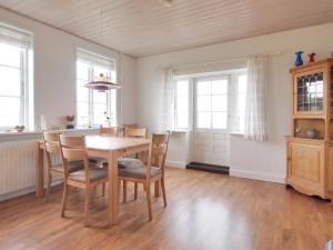uma cozinha e sala de jantar com mesa e cadeiras em Holiday Home Store - 700m from the sea in Funen by Interhome em Ebberup
