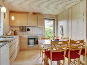 cocina con mesa y sillas en una habitación en Holiday Home Rəzvan - 120m from the sea in Funen by Interhome, en Vedelshave