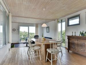 comedor con mesa de madera y sillas en Holiday Home Rise - 250m from the sea in Funen by Interhome, en Bøjden