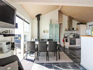 cocina con mesa y sillas en una habitación en Holiday Home Grim - 5m from the sea in Funen by Interhome en Brohave