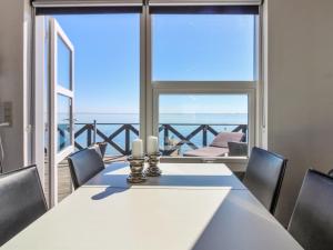 comedor con mesa y vistas al océano en Holiday Home Grim - 5m from the sea in Funen by Interhome en Brohave