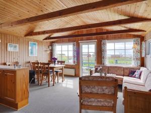 een woonkamer met een bank en een tafel bij Holiday Home Herulf - 100m from the sea by Interhome in Bogentved