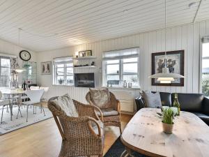 uma sala de estar com mesa e cadeiras em Holiday Home Viljami - 20m from the sea in Funen by Interhome em Nyborg
