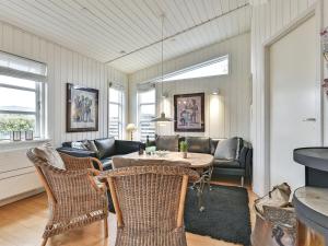 uma sala de estar com mesa e cadeiras em Holiday Home Viljami - 20m from the sea in Funen by Interhome em Nyborg