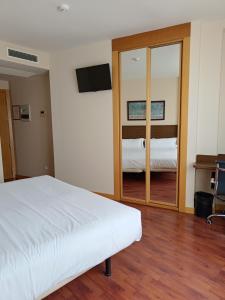 Postel nebo postele na pokoji v ubytování Hotel Palacio Congresos