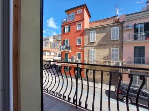 Affittacamere Casa Lilibet في سان بنيديتّو ديل ترونتو: اطلاله على شارع من بلكونه +44 صورة