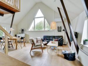 Posezení v ubytování Holiday Home Chayton - 450m from the sea by Interhome